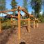 Utegym for barn - hinder Skranke i tre i skogsområde.