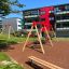 Lekeplass med Huskestativ Mix Lerk 1+2 foran moderne leilighetsbygninger.