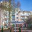 Moderne klatrestativ Andromeda på lekeplass foran leilighetsbygg.