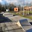 Double Quarter Pipe på lekeplass ved siden av en bygning.
