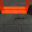 Gummifliser 55 gummimatter på gulvet med oransje rammer, logo Lars Laj synlig.