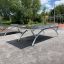 Utendørs bordtennisbord i stålramme på offentlig lekeplass.