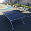 Bordtennisbord Outdoor oppstilt på utendørs idrettsanlegg.