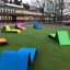 Fargerike Lounge Seng lekeapparater på en skoleplass.