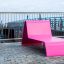 Rosa Lounge Seng på steinlagt terrasse.