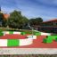 Betongboksene InsideOut Betongboks Buet - R2777 på en uteområdet ved en skole.