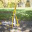 Utendørs Crosstrainer i gul og sølv set i en park om høsten.